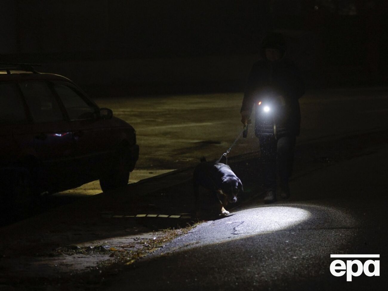 Свет в Украине выключают из-за российских обстрелов