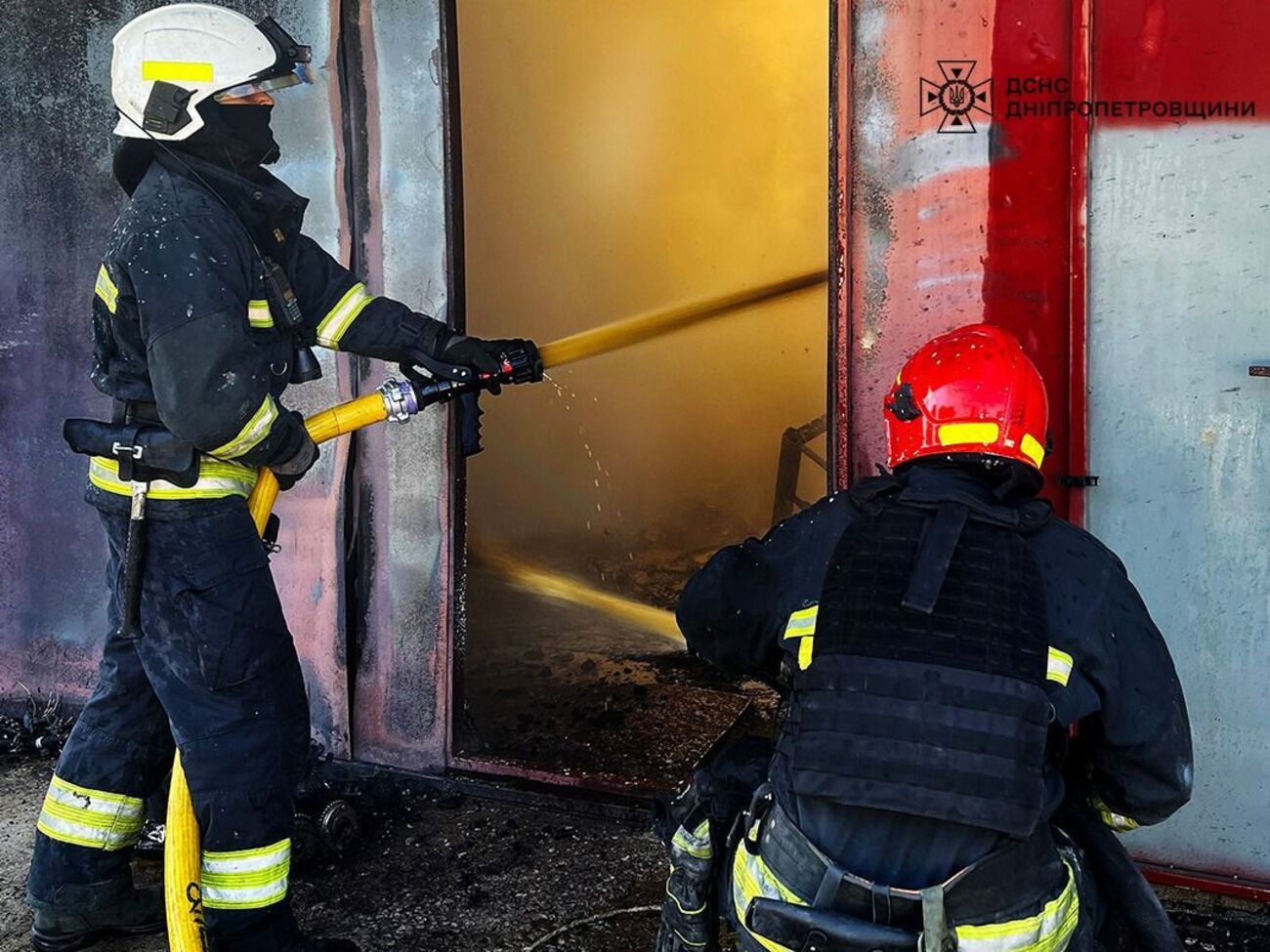 Рятувальники ліквідували дві пожежі, які виникли внаслідок атаки РФ по Царичанці