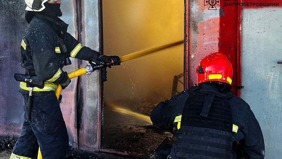 Рятувальники ліквідували дві пожежі, які виникли внаслідок атаки РФ по Царичанці