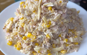 Для салату, окрім грибів, знадобляться ананас, кукурудза, горіхи й сир