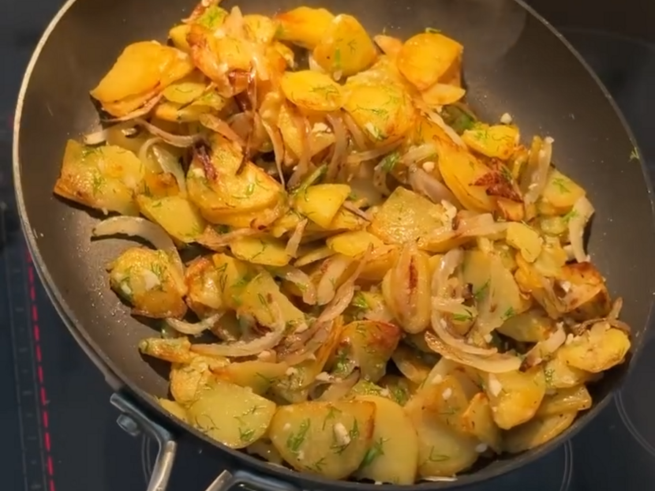 Перед тем как жарить картофель, залейте его кипятком на одну минуту