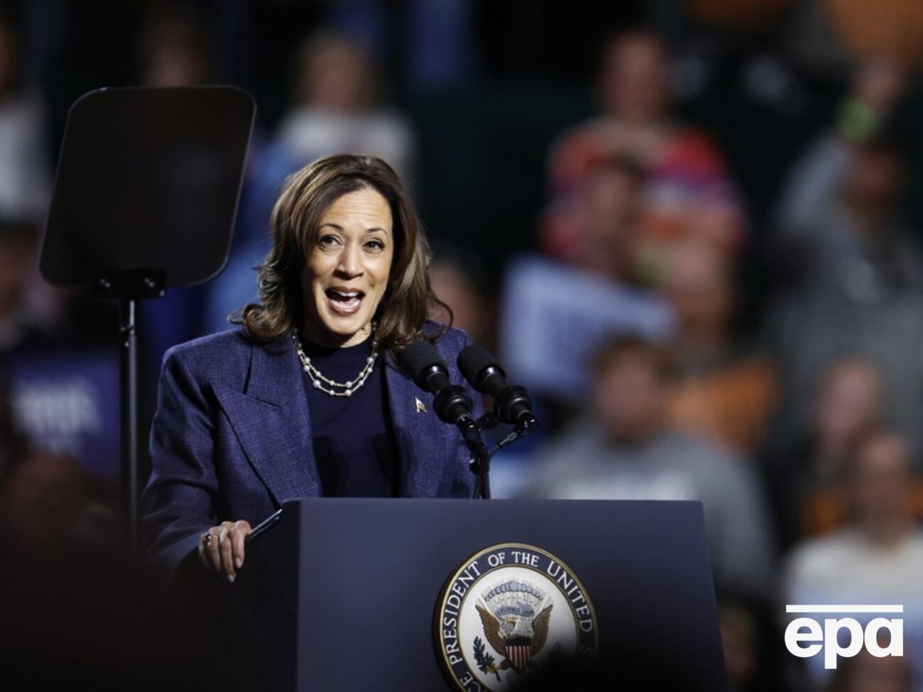 Харрис проголосовала по почте