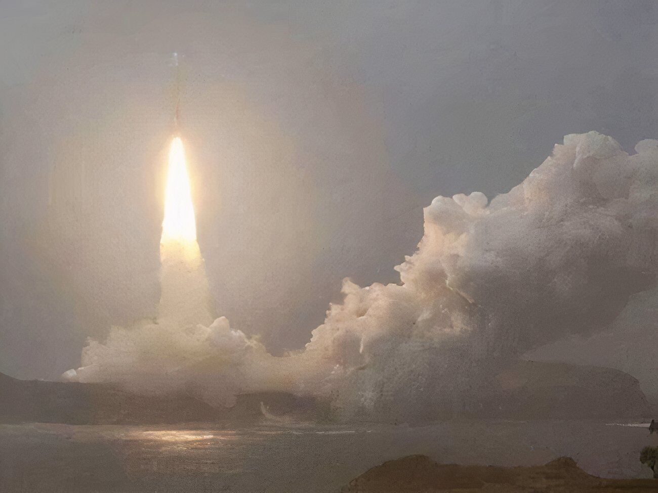 Японская ракета H3 №4 взлетает со спутником связи минобороны из космического центра Танегасима в Минамитане, юго-западная Япония