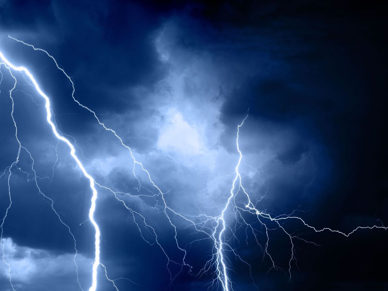 Молния ударила в футболистов, когда они уходили с поля