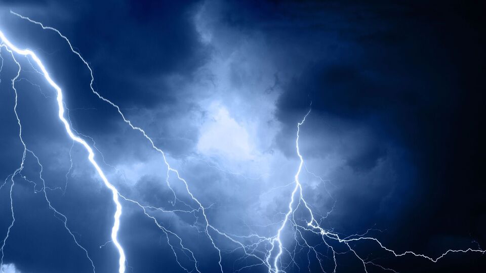 Молния ударила в футболистов, когда они уходили с поля