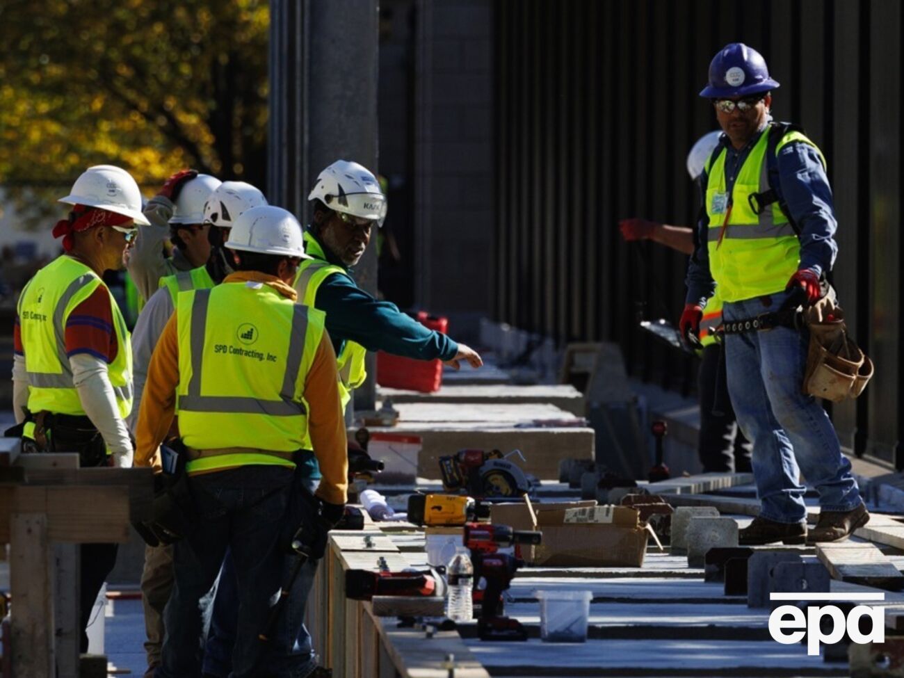 Вокруг Белого дома в Вашингтоне возводят металлический забор