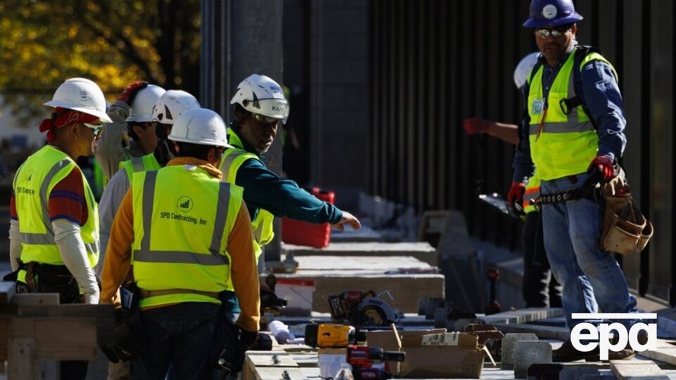 Вокруг Белого дома в Вашингтоне возводят металлический забор