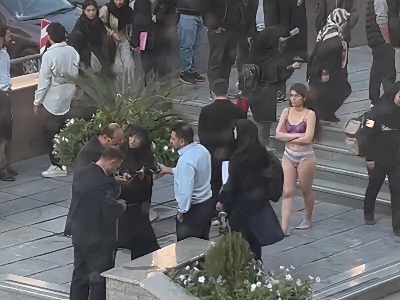 Студентка в Иране разделась на территории университета 2 ноября 2024 года