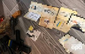 Під час обшуків у поліцейського вилучили банківські картки, паспорти померлих, а також три одиниці незареєстрованої вогнепальної зброї, зазначили в ОГП