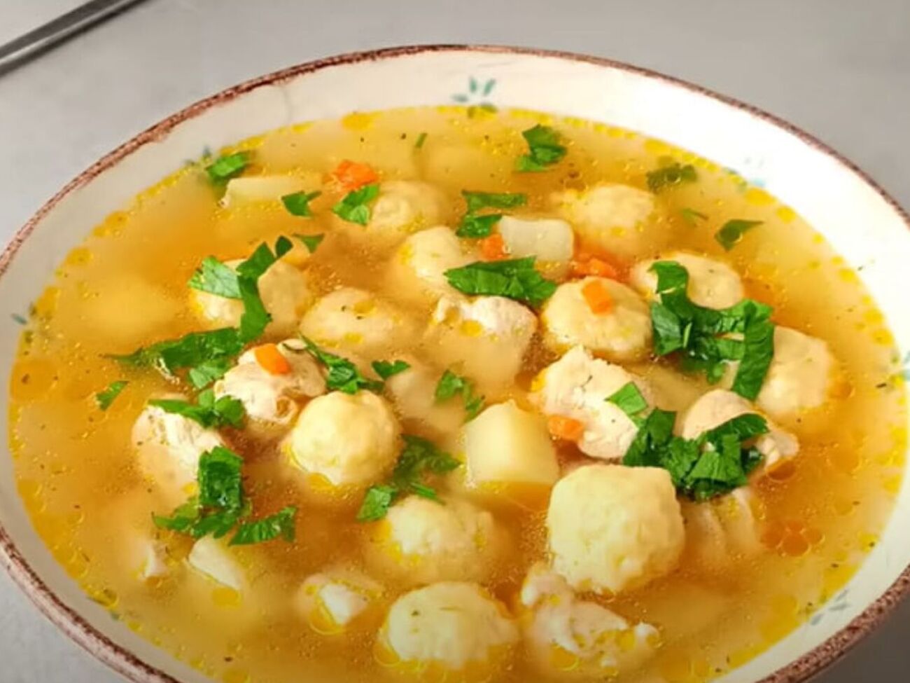 Блогерка рекомендує додати в суп сирні кульки