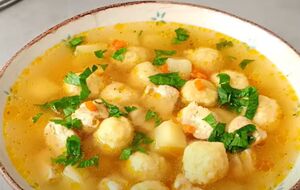 Блогерка рекомендує додати в суп сирні кульки