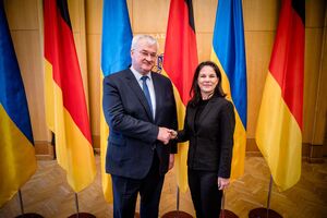 Приглашение для Украины – важный политический шаг, чтобы побудить Путина завершить агрессию, отметил на брифинге с Бербок Сибига