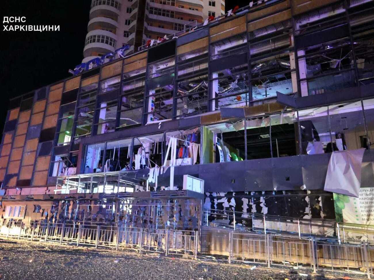 Патрульные одними из первых стали очевидцами попаданий ФАБ-250 рядом с супермаркетом в Харькове, отметили в полиции