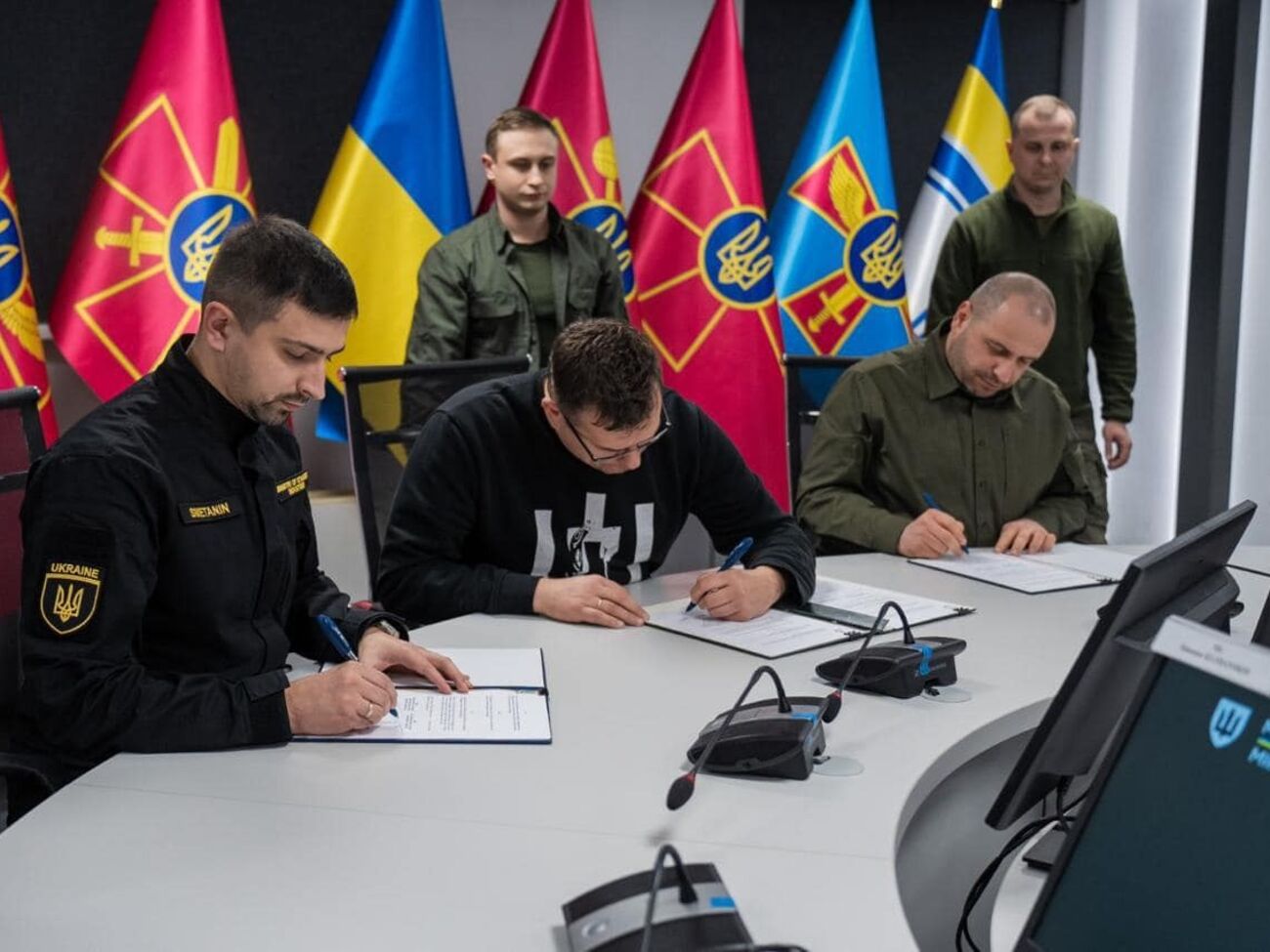 Умеров и Кащюнас и Сметанин подписали меморандум с целью поддержки производства оружия и боеприпасов, отметили в литовском минобороны