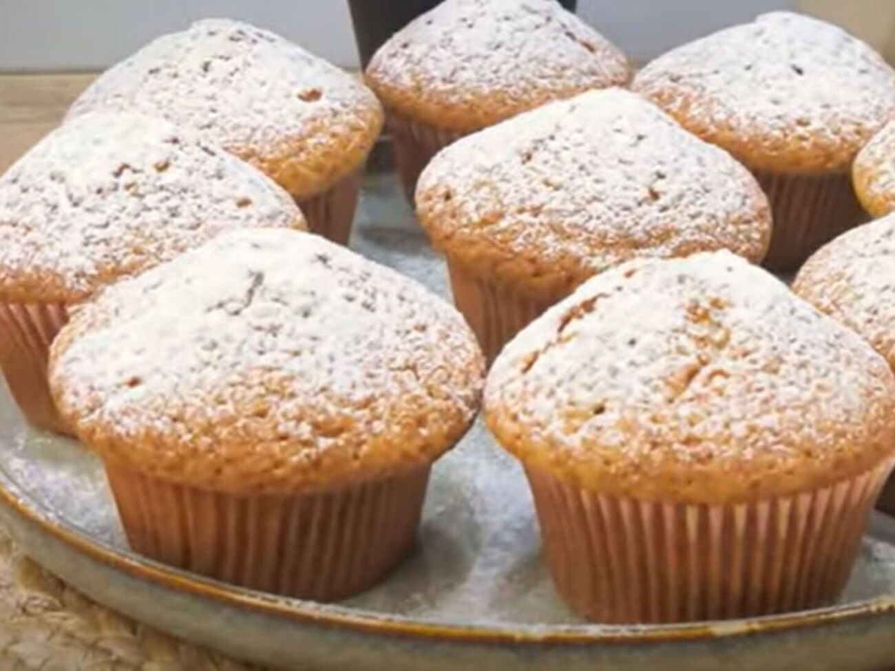 Выпекайте кексы в разогретой духовке при 200 °С около 30 минут