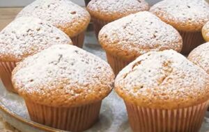 Выпекайте кексы в разогретой духовке при 200 °С около 30 минут