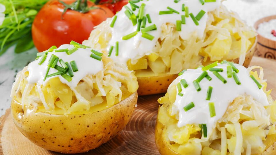 Картошку нужно подавать со сметанным соусом