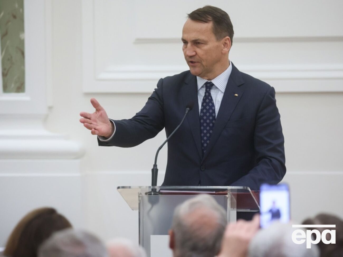 Сікорський припускає, що НАТО розгляне питання збиття ракет над Україною під час наступної зустрічі