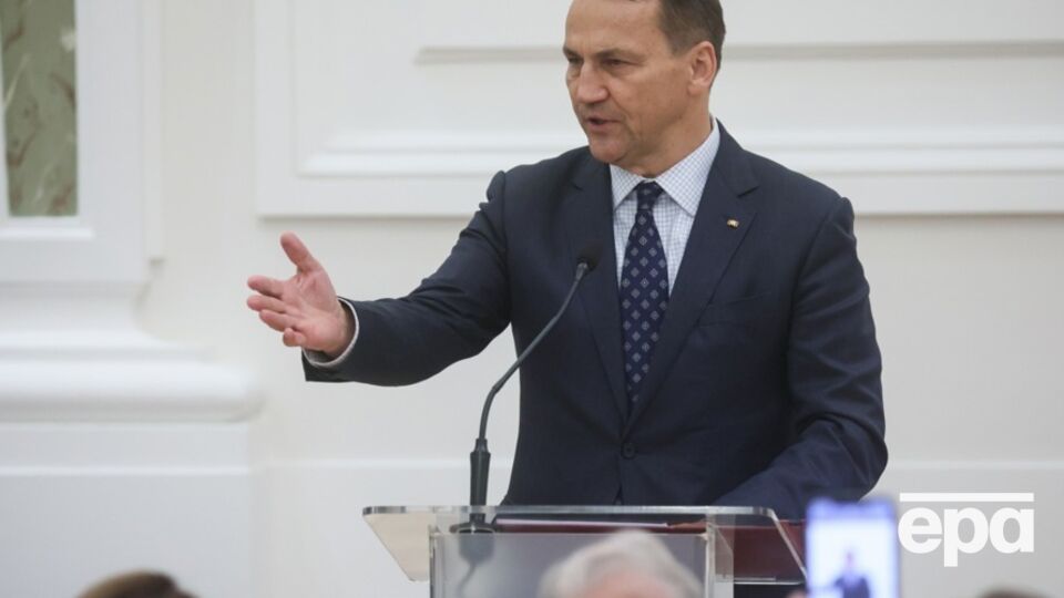 Сікорський припускає, що НАТО розгляне питання збиття ракет над Україною під час наступної зустрічі