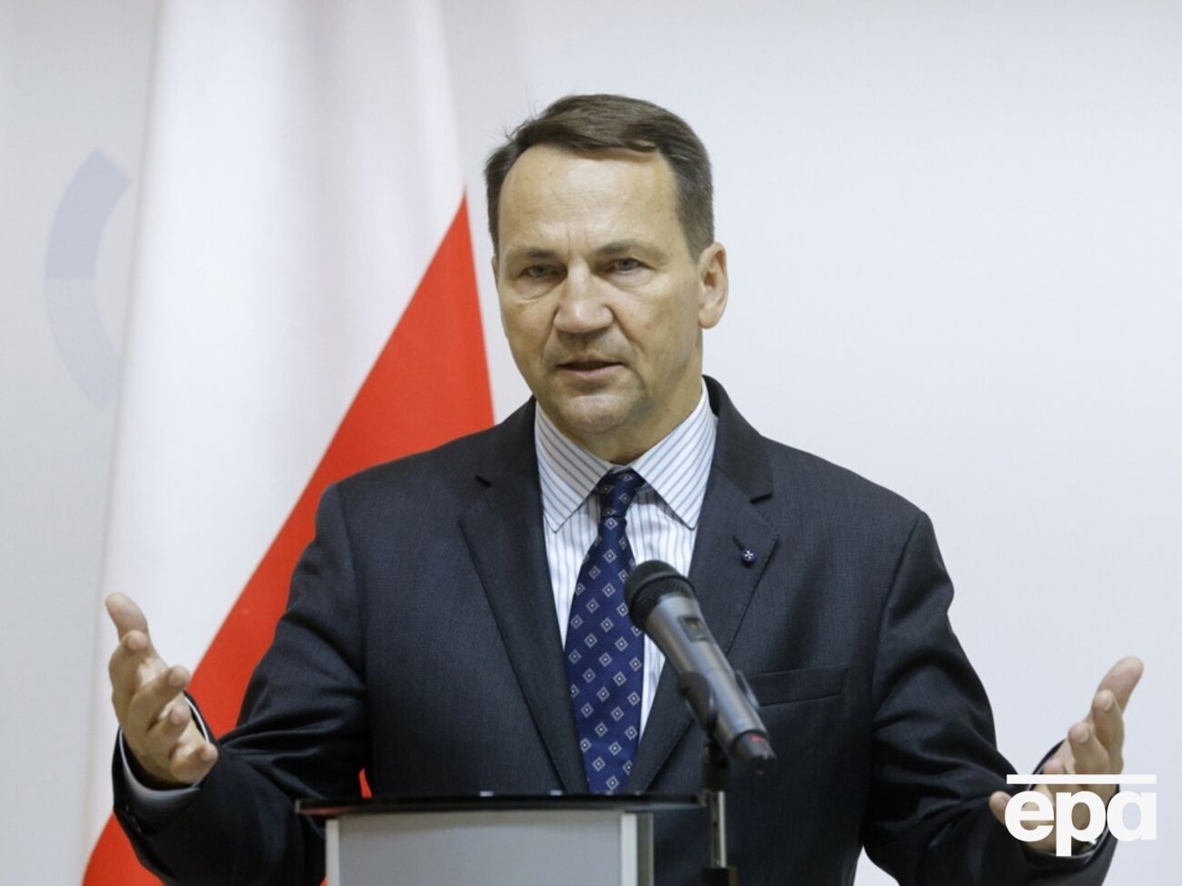 Сикорский прокомментировал ситуацию с эксгумацией жертв Волынской трагедии