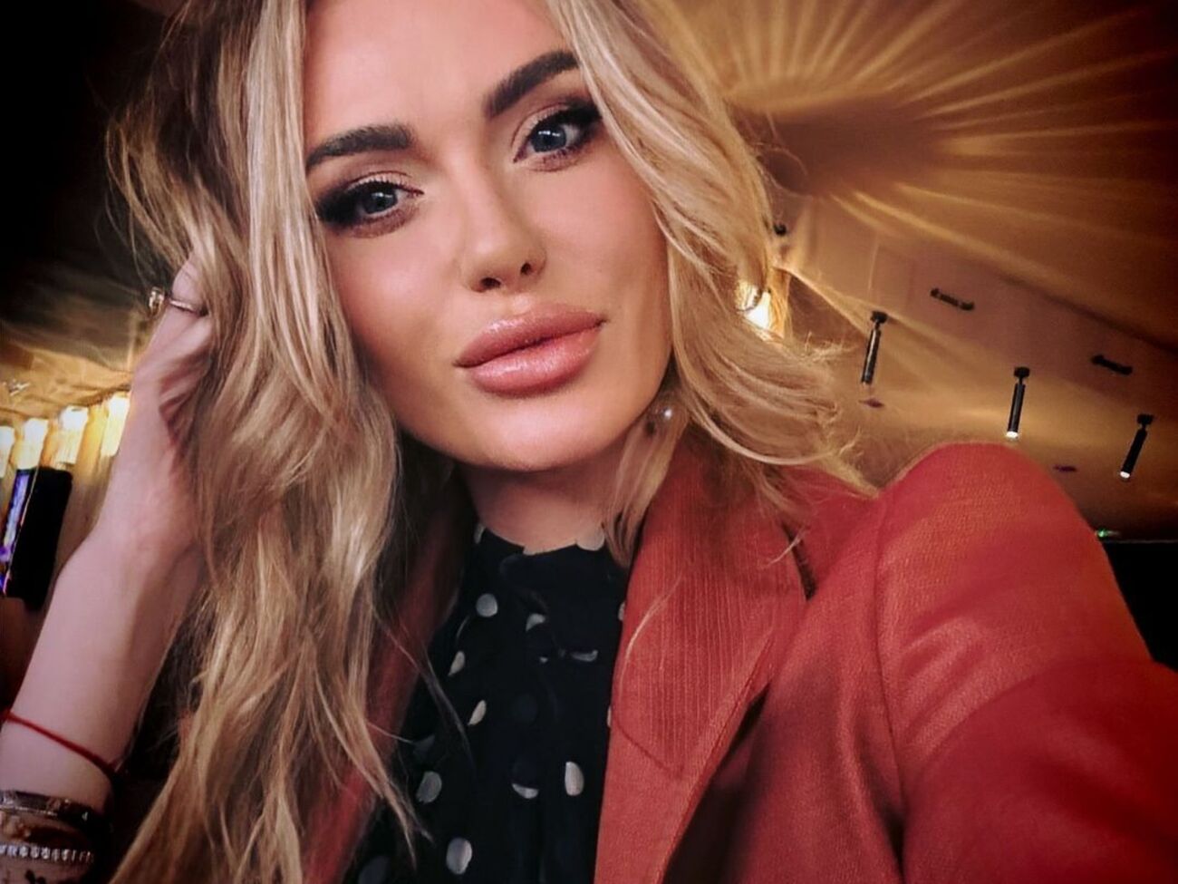 Каминская проживает за границей