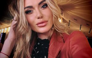 Каминская проживает за границей