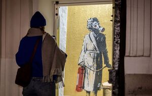 В начале декабря 2023 года восемь человек срезали изображение женщины в противогазе со стены обгоревшего дома в Гостомеле