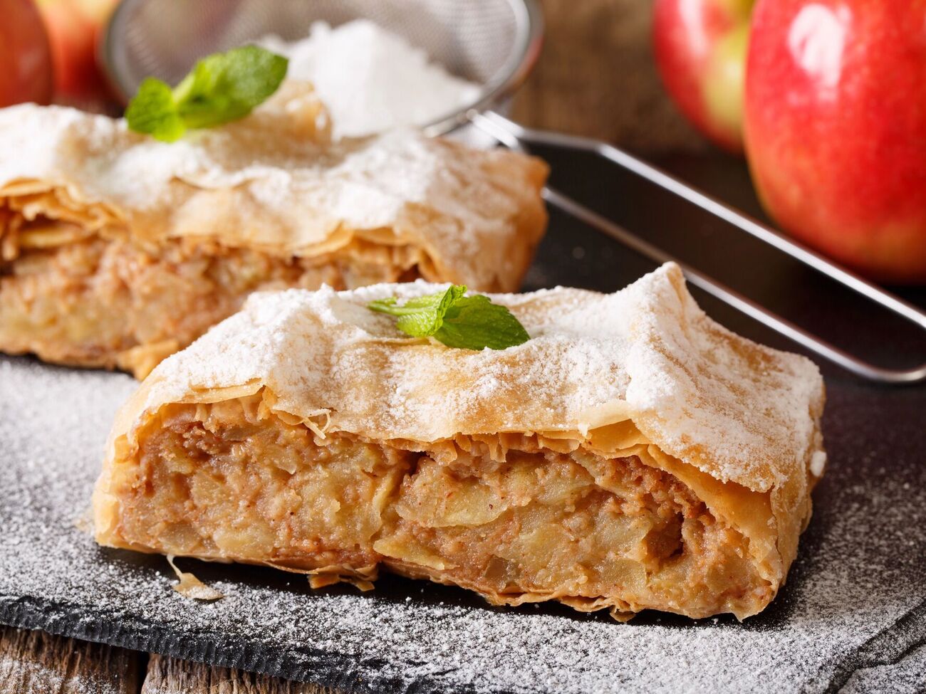 Штрудель имеет начинку из яблок и орехов