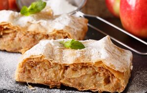 Штрудель имеет начинку из яблок и орехов