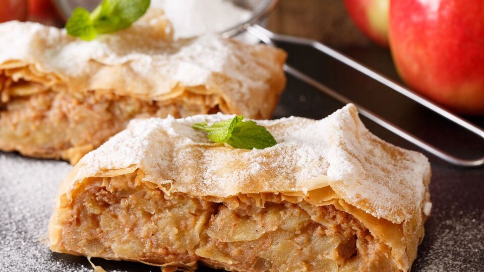 Штрудель имеет начинку из яблок и орехов