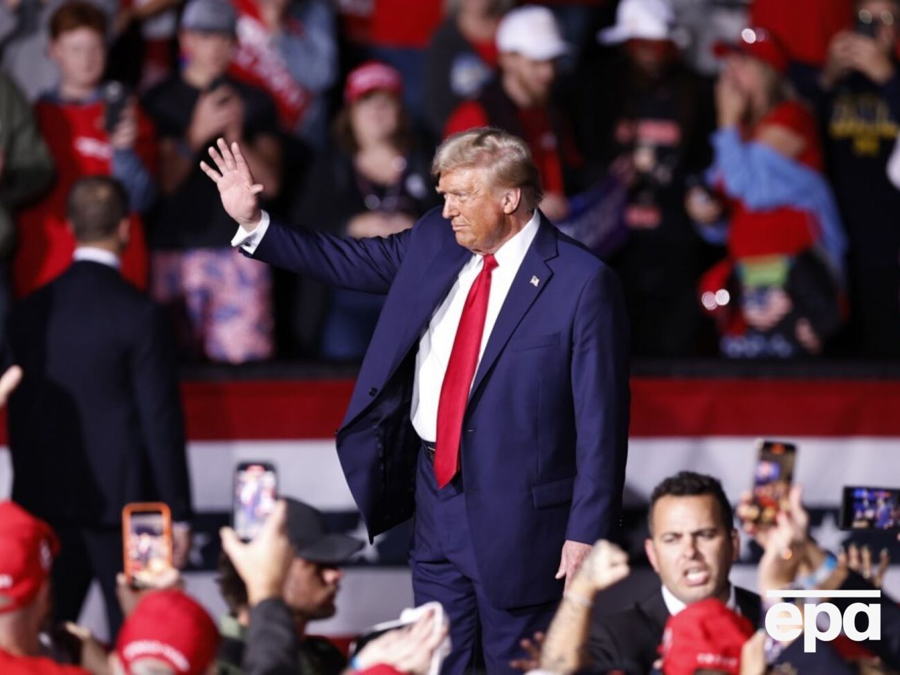 За даними джерел видання, невідомо, як вчинить Трамп, однак команда навряд чи його в чомусь переконуватиме