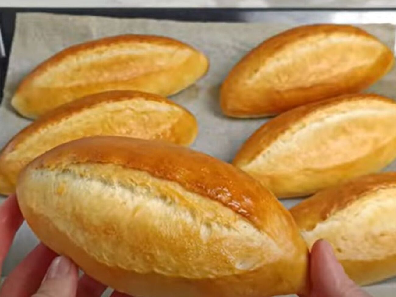 Випікайте багети дві хвилини за 240 °С, а потім ще 20 хвилин за 220 °С