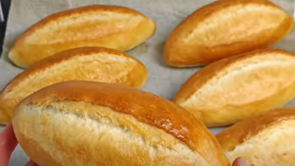 Випікайте багети дві хвилини за 240 °С, а потім ще 20 хвилин за 220 °С