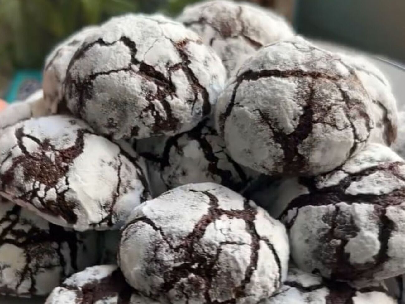 Випікайте печиво за 180 °С 10 хвилин на деку, застеленому пергаментом