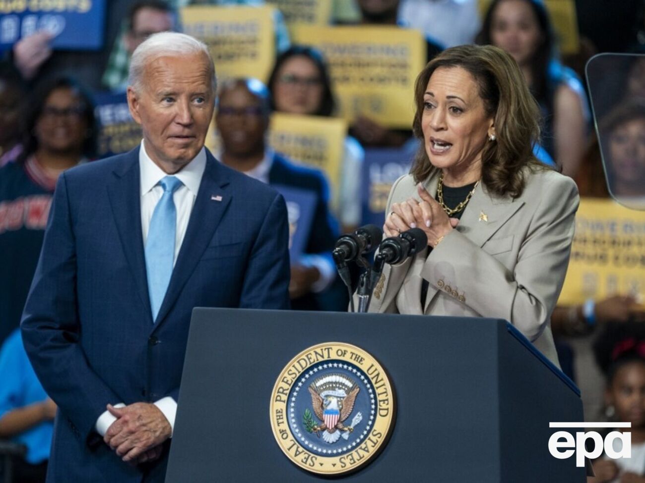 Зараз Гарріс працює над своєю майбутньою промовою, розповіли помічники політикині