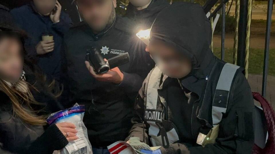 Полиция утверждает, что поймала фигурантку в момент получения взятки