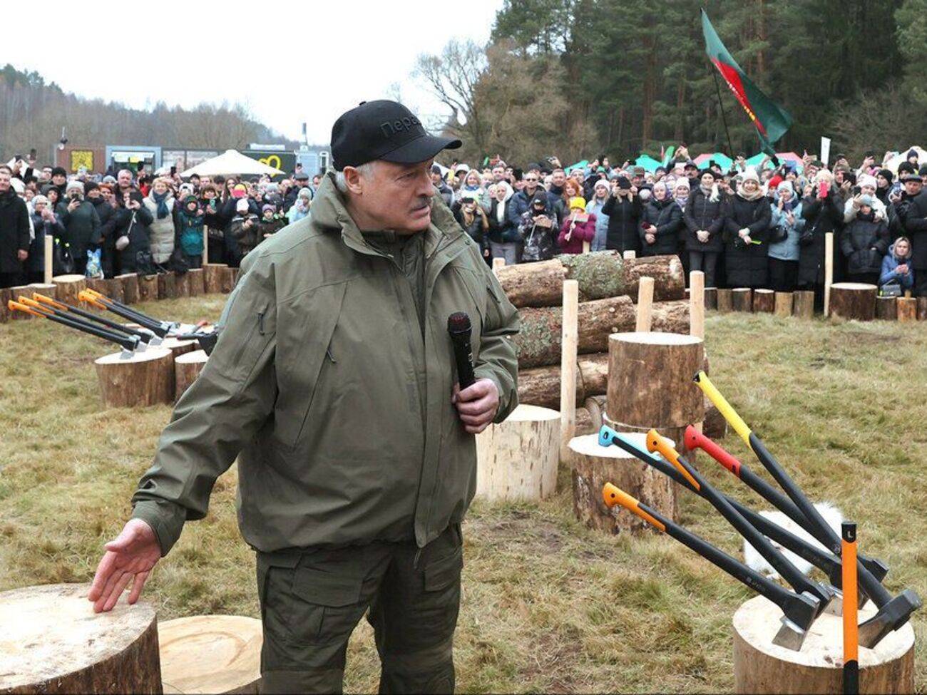Лукашенко 7 листопада відвідав третій чемпіонат із рубання дров серед ЗМІ