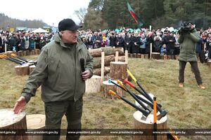 Лукашенко 7 листопада відвідав третій чемпіонат із рубання дров серед ЗМІ