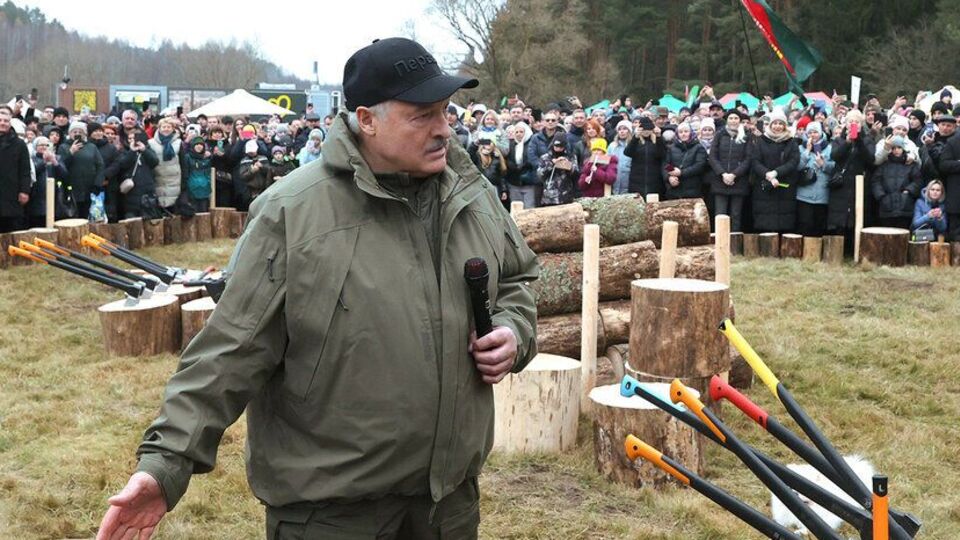 Лукашенко 7 листопада відвідав третій чемпіонат із рубання дров серед ЗМІ