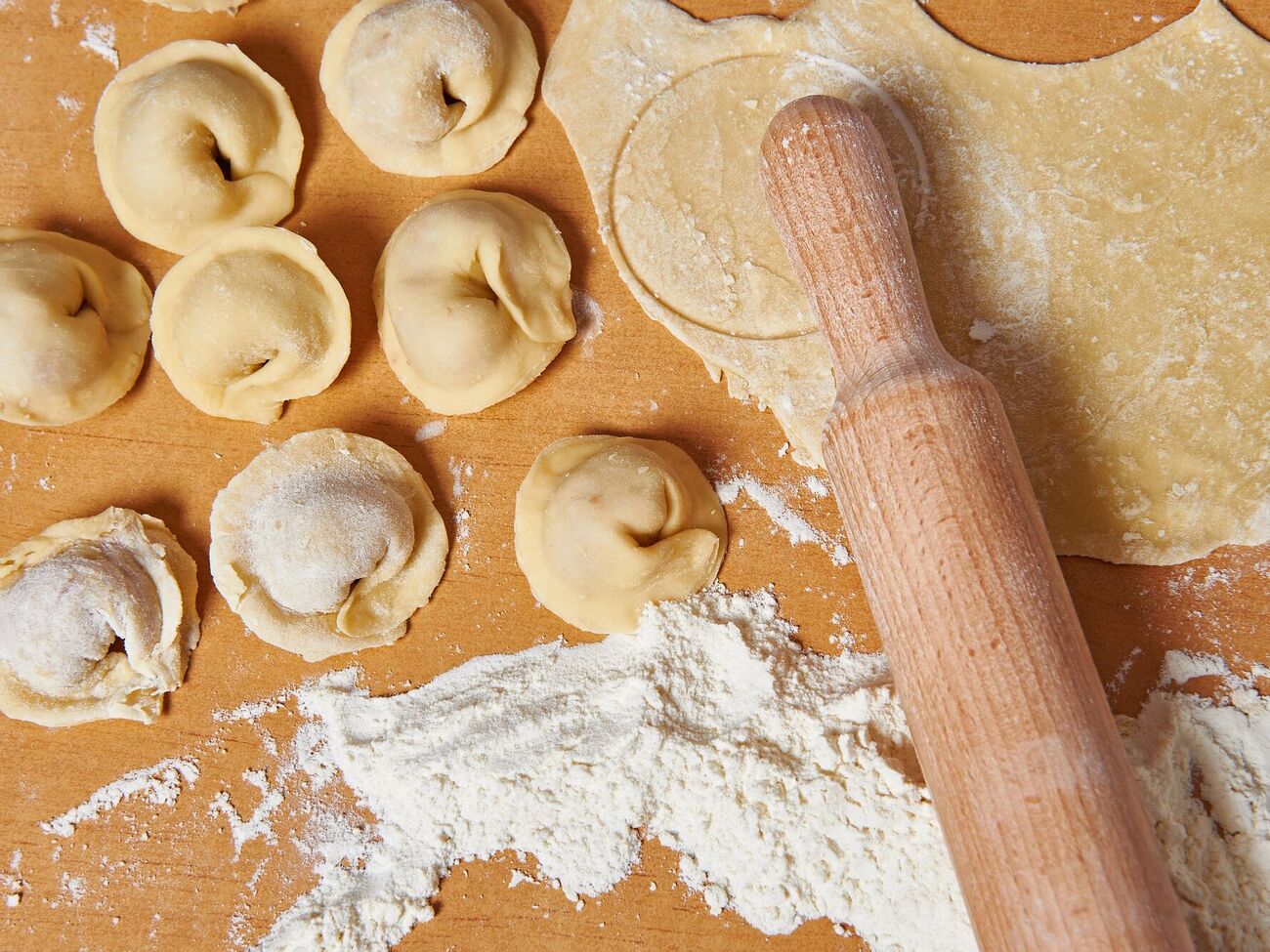 Забивать заварное тесто для пельменей мукой не стоит