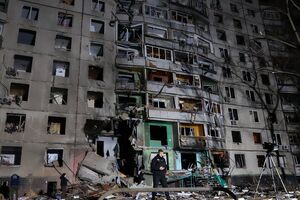 Частично разрушен подъезд дома с первого по третий этаж