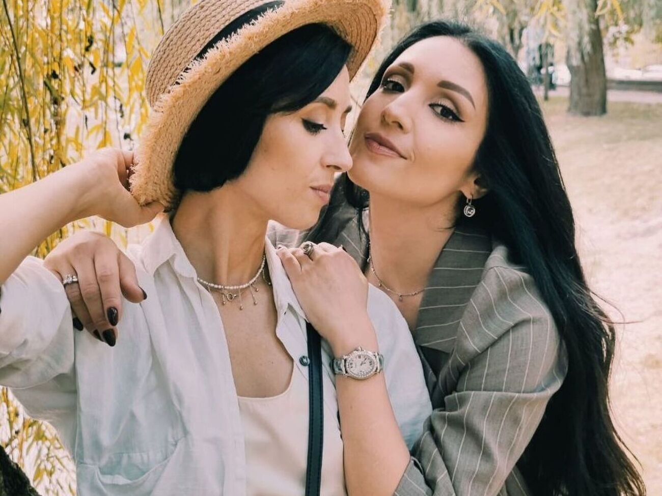 Сестры Анна и Ангелина Завальские начали выступать дуэтом в 2001 году