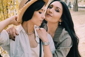 Сестры Анна и Ангелина Завальские начали выступать дуэтом в 2001 году