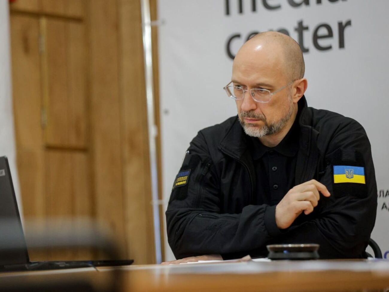 Никаких ограничений на заготовку дров для людей "нет и не будет", заявил премьер