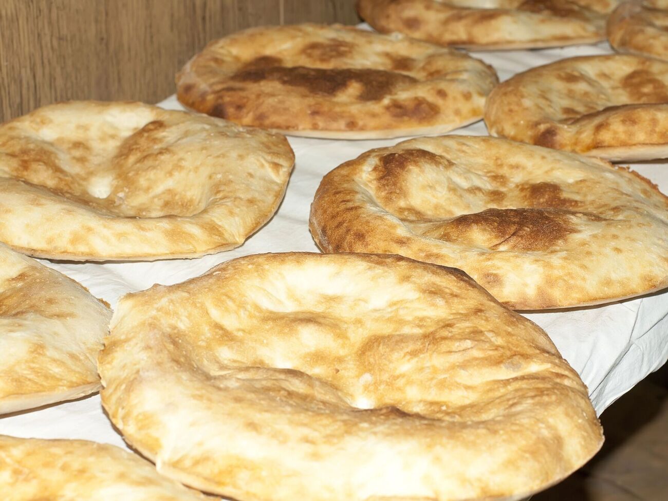 Соль нужно добавлять в конце, так как она плохо влияет на работу дрожжей и гидратацию теста