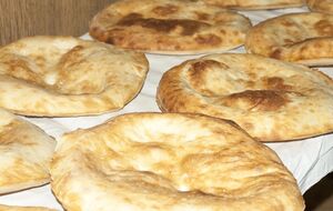 Соль нужно добавлять в конце, так как она плохо влияет на работу дрожжей и гидратацию теста