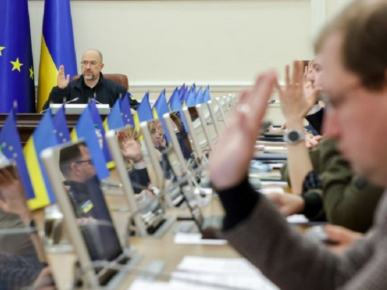 Шмыгаль говорит, что с 1 сентября 2025 года выплату увеличат до 2 тыс. грн