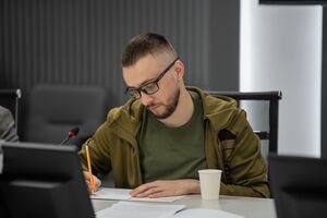 Стерненко говорит, что в день объявления в розыск был в Минобороны. Это фото, по его сообщению, – со встречи в министерстве