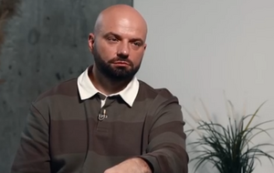 Демин: И вот когда она уже села на кровать, я понял, что сейчас нужно либо сказать "нет", либо будет п...здец