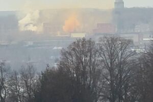 На заводе продолжается пожар